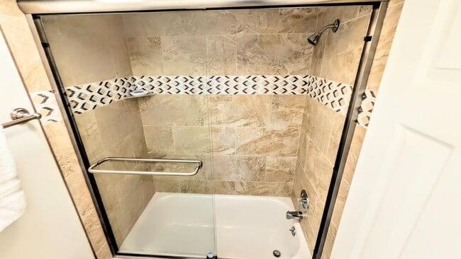 Building Photo - Seasonal/short term 2/2 condo rental with full water view on Longboat Key.