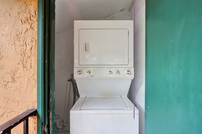 Building Photo - Renovated and Updated 2 Bed, 2 Bath Condo ...