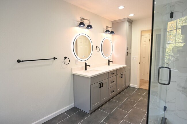 Building Photo - Tranquil / Updated Townhome in Gated in Vi...