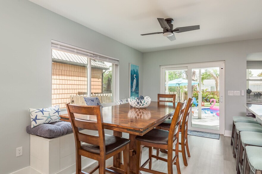 Building Photo - 1417 Poinsettia Ave