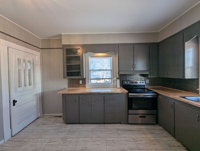 Building Photo - 4 Bedroom House in Boonville
