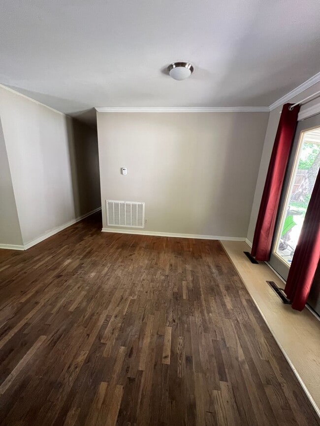 Building Photo - 3 bedroom/2 bath house close to KU with washer/dryer