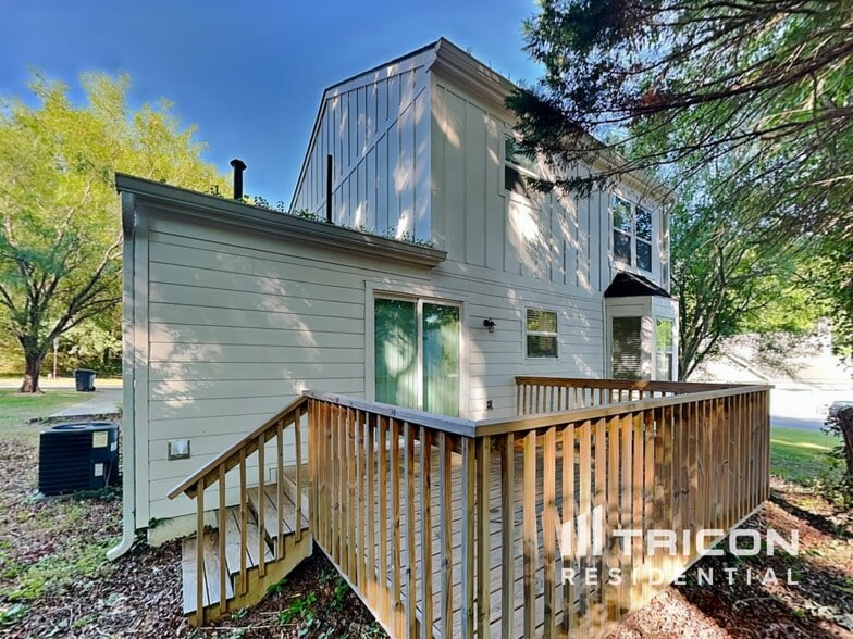Building Photo - 1820 Crestwood Dr NW