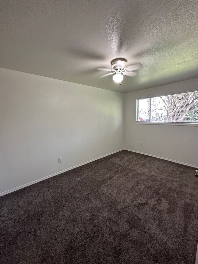 Building Photo - Downtown Renton Apartment W/S/G and 2 park...
