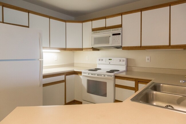 Building Photo - Immaculate 2 Bedroom, 2 Bath Top Floor Con...