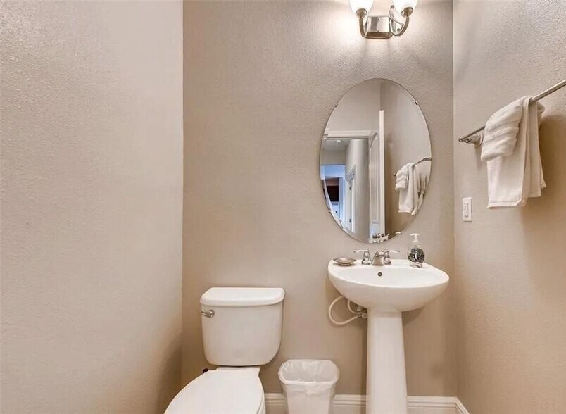 Building Photo - 4425 Acorn Ct