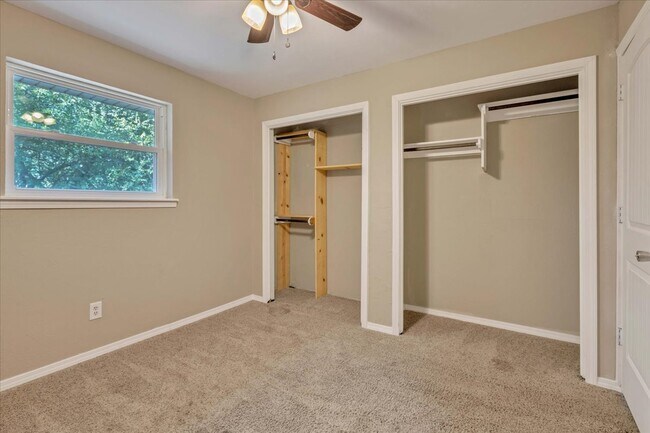 Building Photo - 1611 Briarcliff Ct