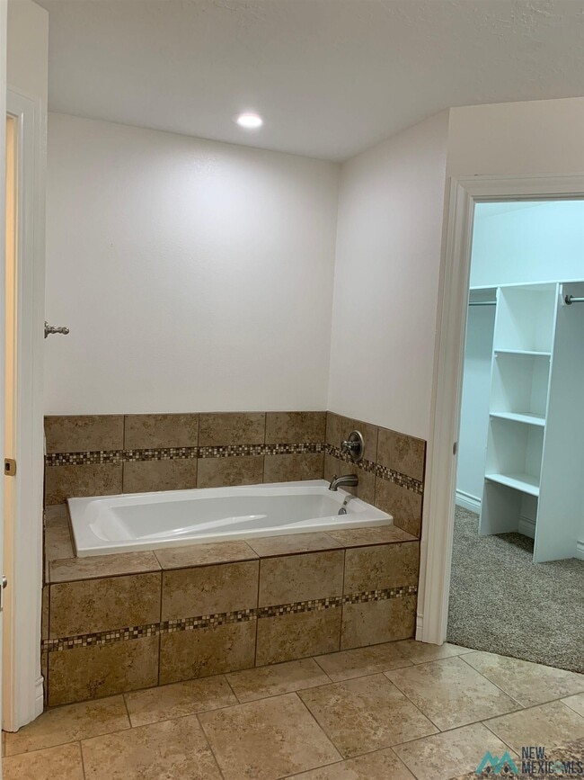 Building Photo - 116 Mariposa Dr