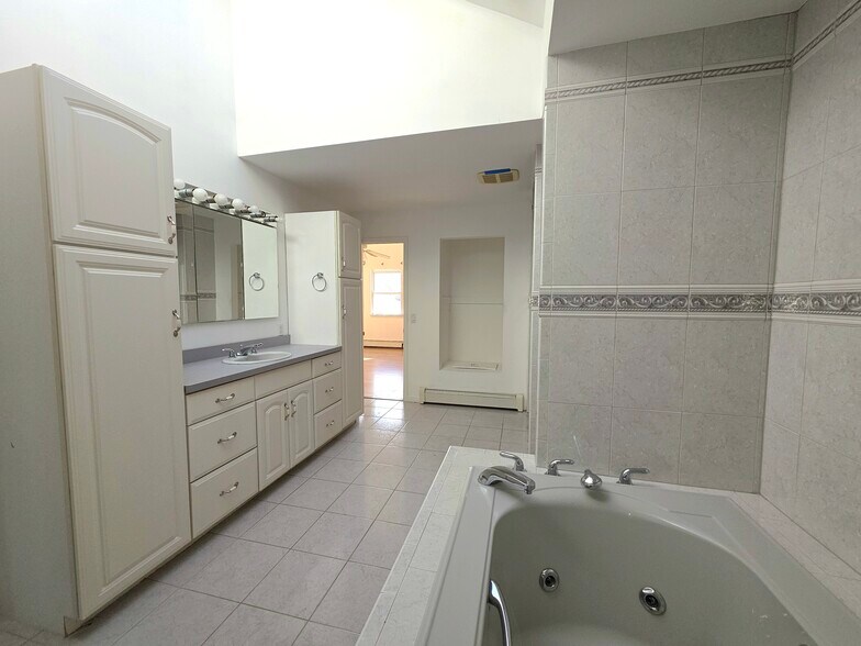 Building Photo - 40 Carlton Ave