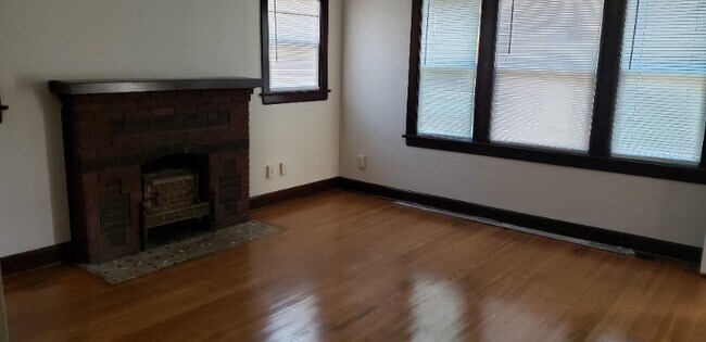 Building Photo - 1726 E Waterman St