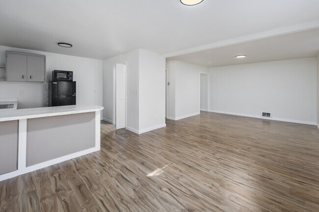 Building Photo - 5502 NE 10th St