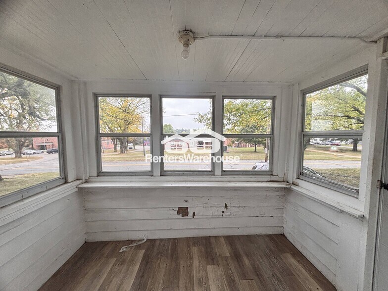 Building Photo - 1229 Merle Hay Rd