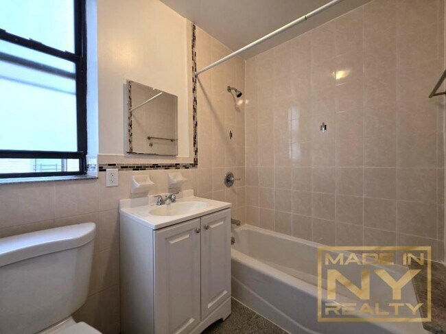 Building Photo - 2 bedroom in SUNNYSIDE NY 11104