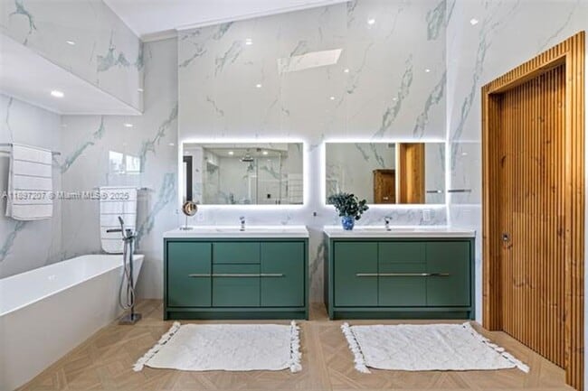 Building Photo - 6124 Paradise Point Dr