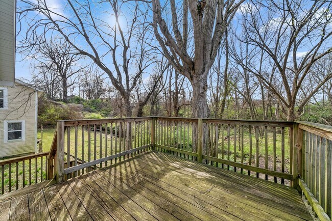 Building Photo - 2 Bedroom Pet Friendly Home For Rent Near APSU!