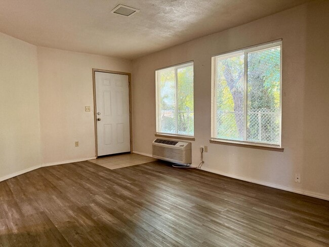 Building Photo - 505 NW D St