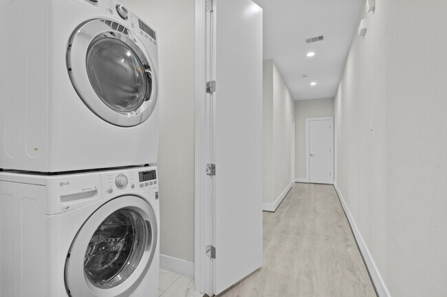 Building Photo - 861 Prosper St