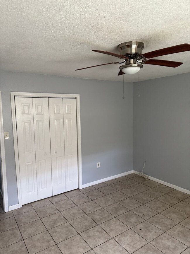Building Photo - 3 Bedroom Single Family Home