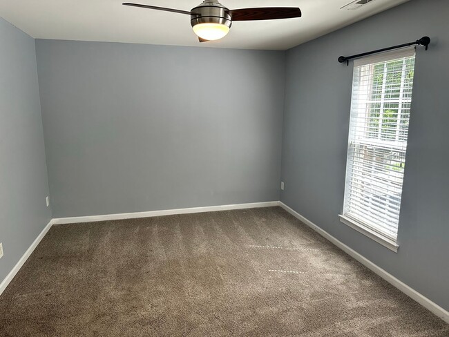 Building Photo - Amazing Three Bedroom Townhome in Southend!