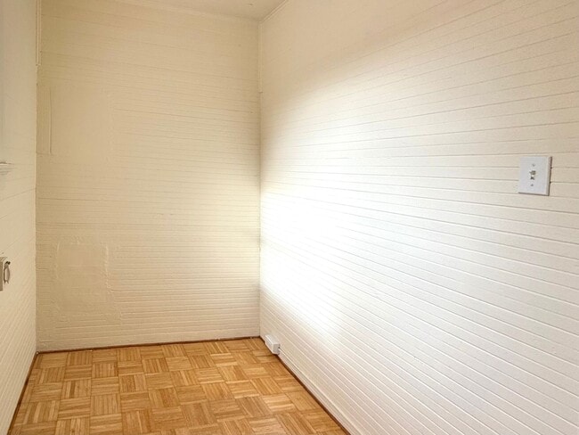 Building Photo - Cozy 2+bdrm/1 bath home w/a huge basement, washer/dryer, & off street pkg, space in the heart of ...