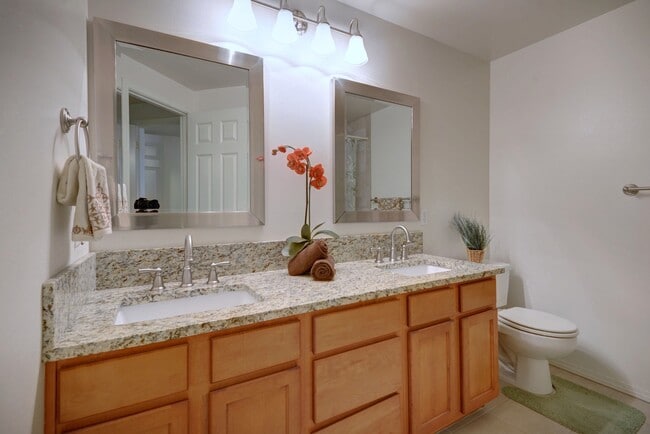 Building Photo - 18501 SE Newport Way