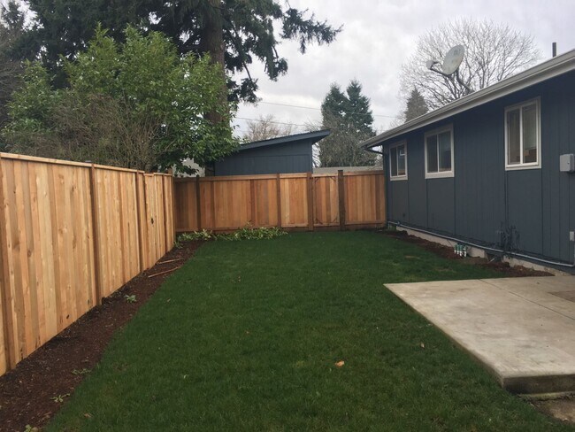 Building Photo - Lanson01