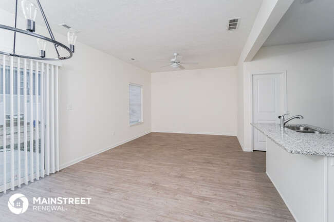 Building Photo - Town Home Available For Immediate Move In!