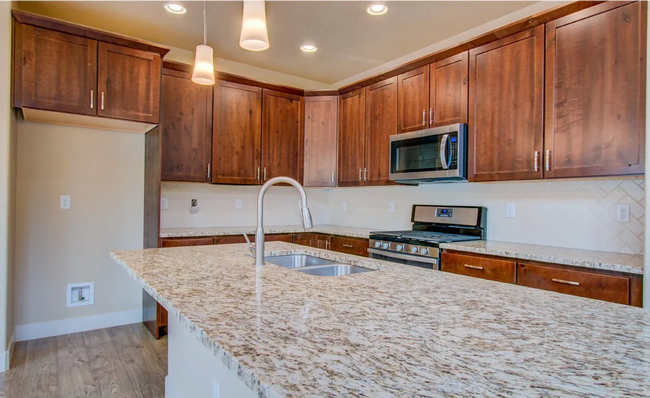Building Photo - Gorgeous 4 Bed, 3.5 Bath Home | 3,100+ Sq ...