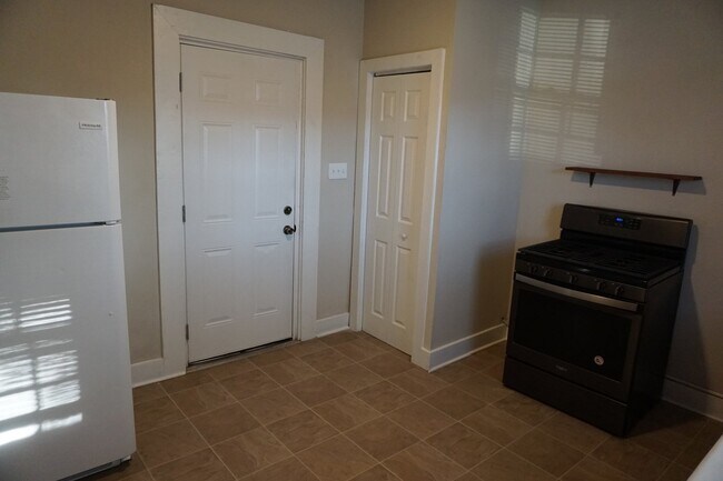 Building Photo - 2BR/1BA Home Downtown - $900/month - Pet F...