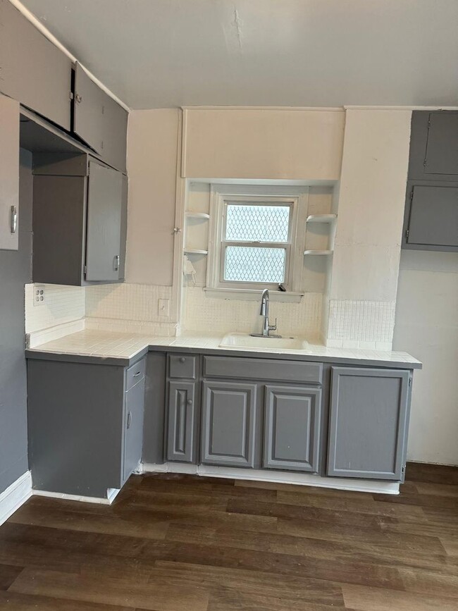 Building Photo - Recently Renovated Three Bed One Bath Read...