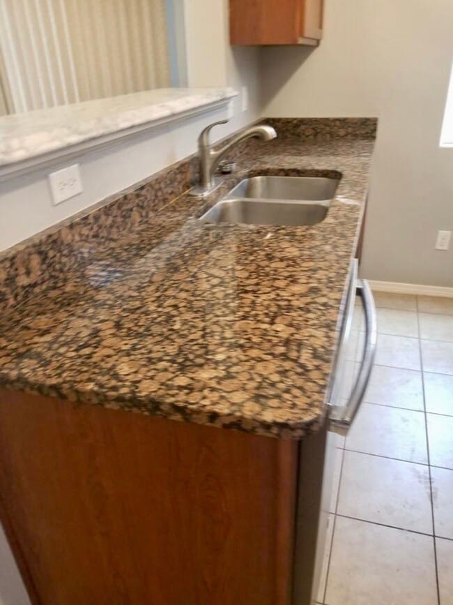 Building Photo - 5095 Kensington Way