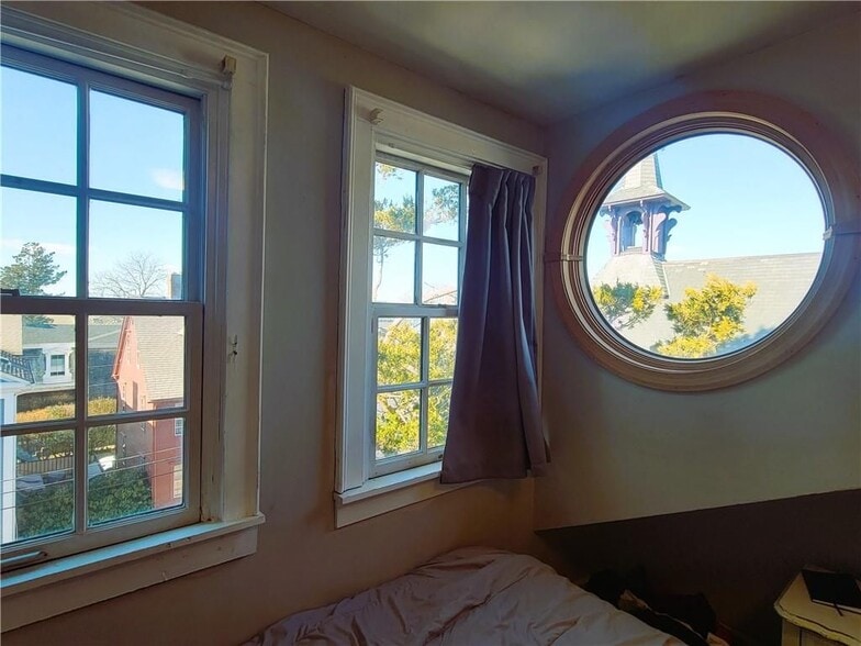 Building Photo - 92 Pelham St