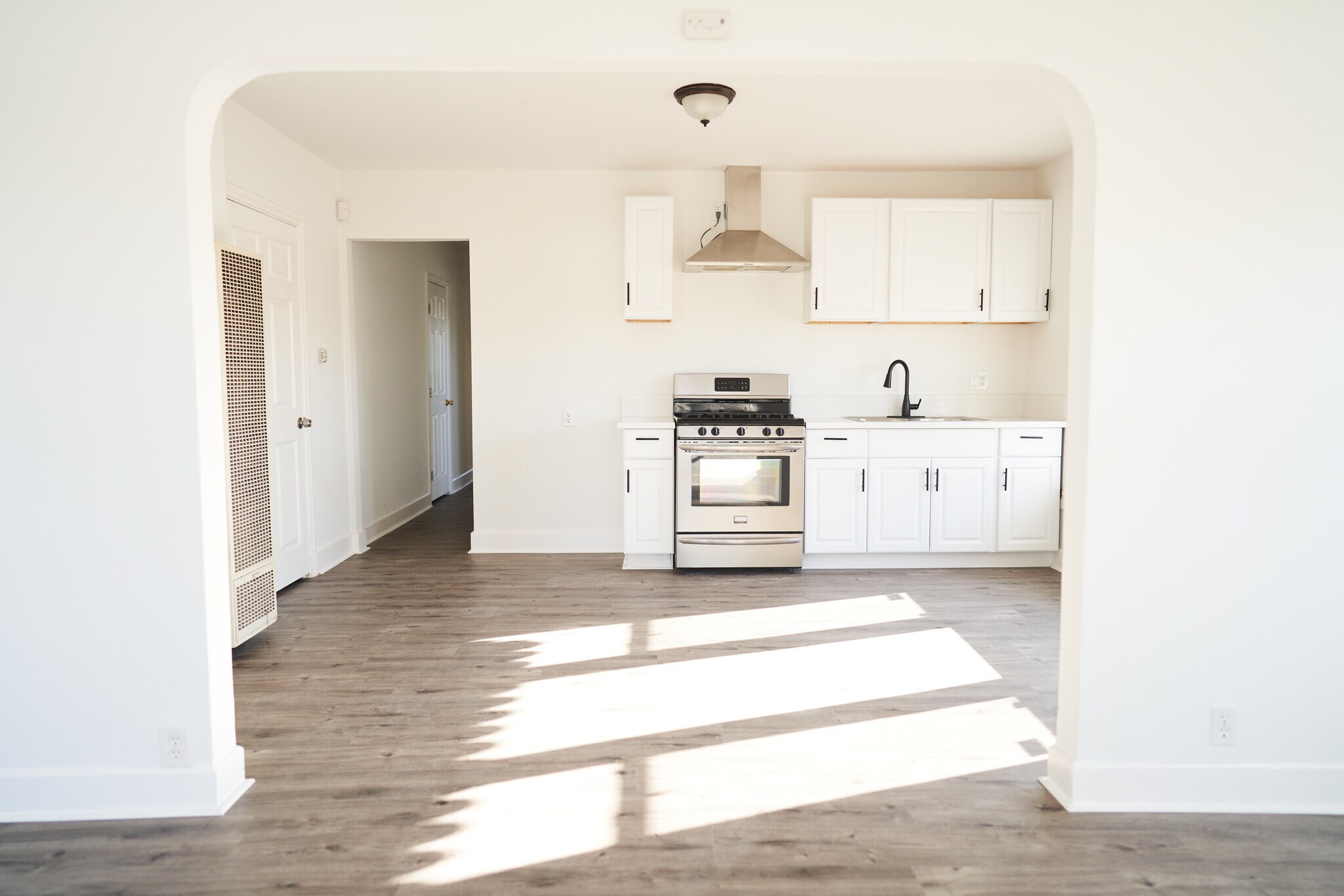 Building Photo - 606 E Realty St