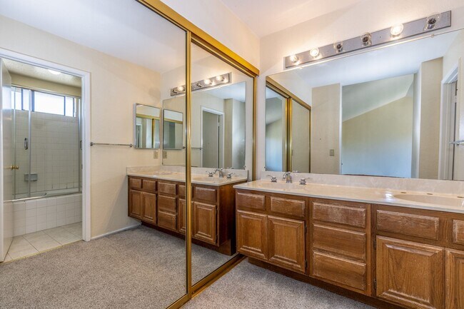 Building Photo - 4 bed/3 bath Single Family Home w/ large backyard!