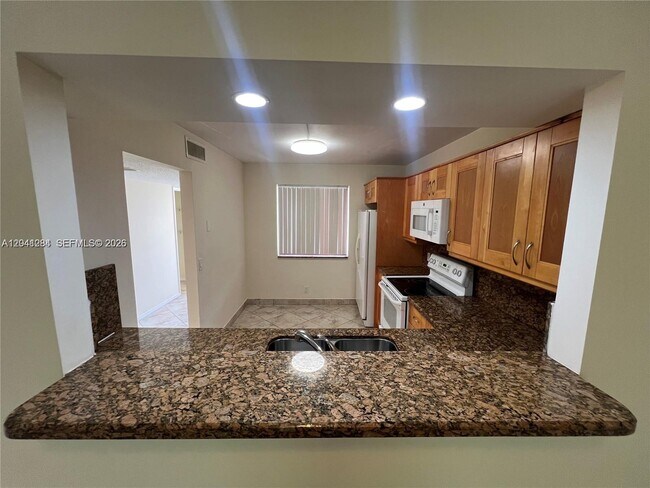 Building Photo - 379 Lakeview Dr