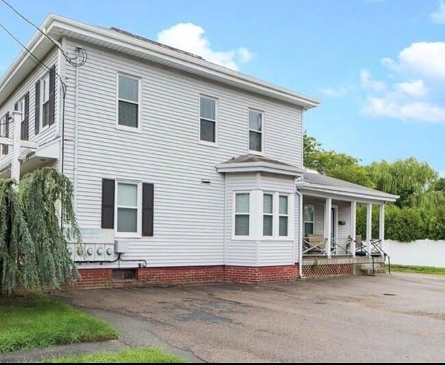 Building Photo - 845 Main St