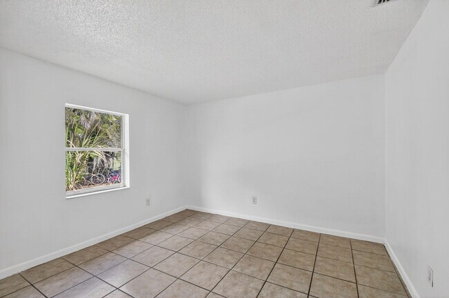 Building Photo - 4825 Serafica Dr