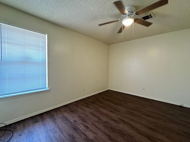 Building Photo - 6124 SW Oakcliff Ave