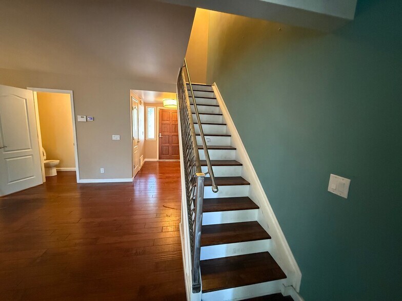 Building Photo - 2063 Village Ln