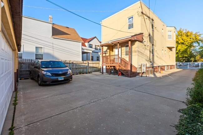 Building Photo - 2028 N Hamlin Ave