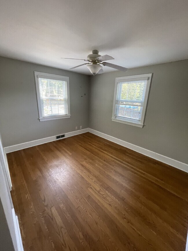 Building Photo - "Charming 3-Bed, 2-Bath Home- Fenced in Ya...