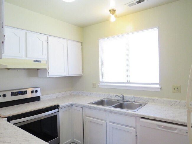 Building Photo - 2619 E Uintah St