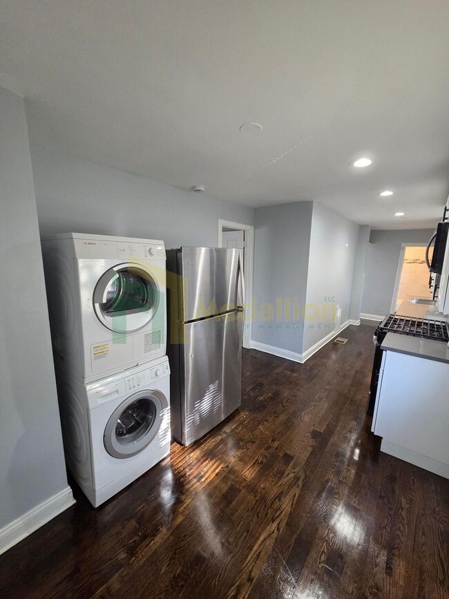 Building Photo - Beautifully Renovated 3 Bedroom / 1 Bathro...