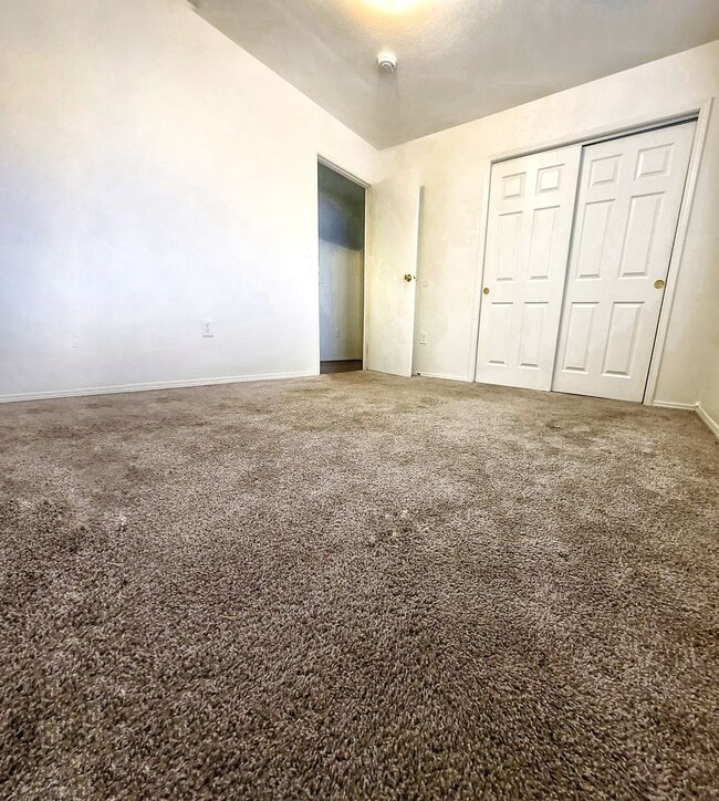 Building Photo - Perfect 3 bed 2 bath with gas Fireplace