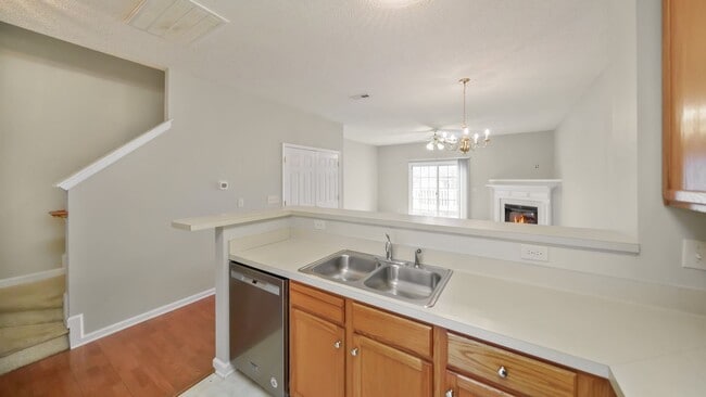 Building Photo - Bright and sunny 2 bed/2.5 bath townhome in great Durham location!