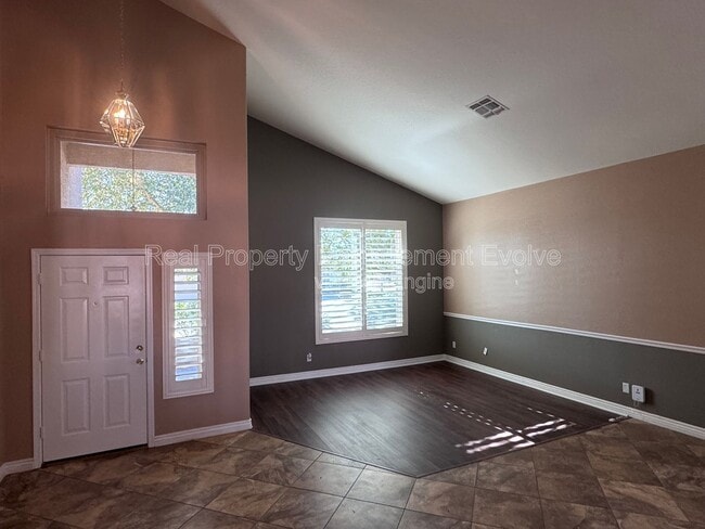 Building Photo - 10426 E Dolphin Ave