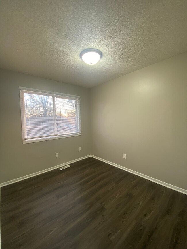 Building Photo - 1549 Pleasant View Dr