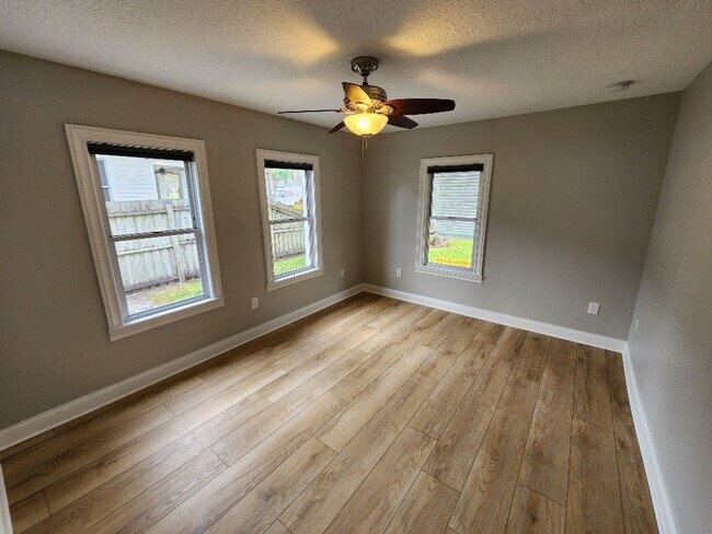 Building Photo - Lovely 3 Bedroom 1 Bath Home