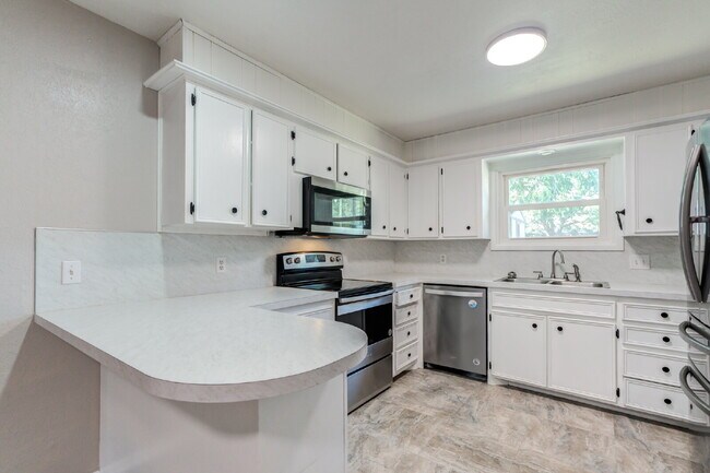 Building Photo - Renovated Three-Bedroom home in Central Lu...