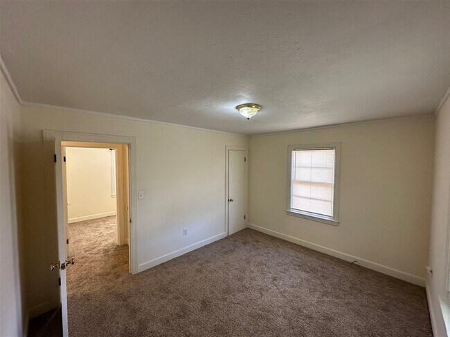 Building Photo - 1021 Roselawn Way